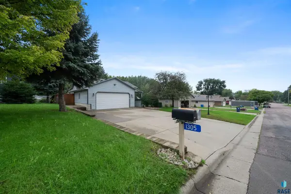 1305 E Old Hickory Pl, Sioux Falls, SD 57104