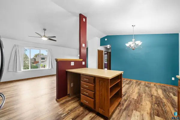 1305 E Old Hickory Pl, Sioux Falls, SD 57104
