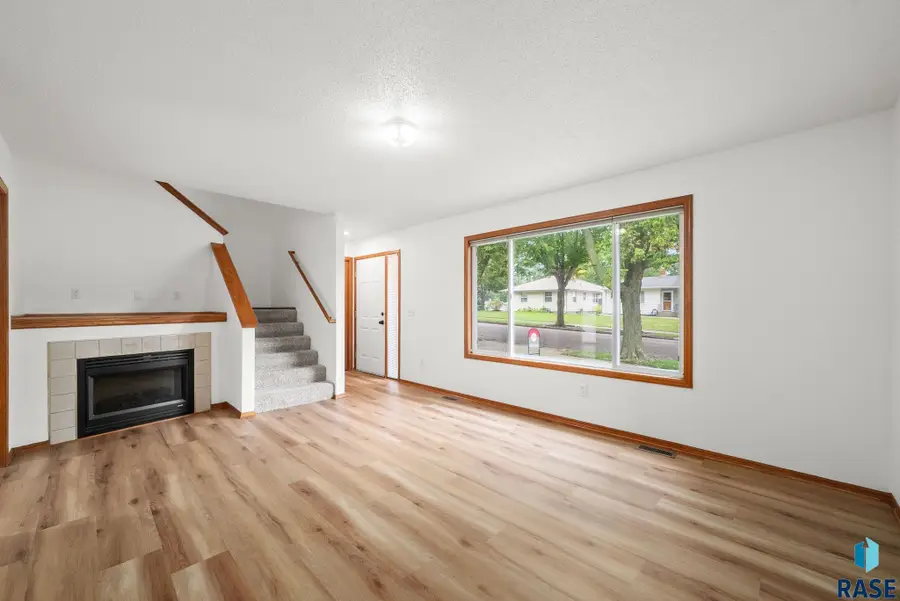 2112 S Holly Ave, Sioux Falls, SD 57105 - #2