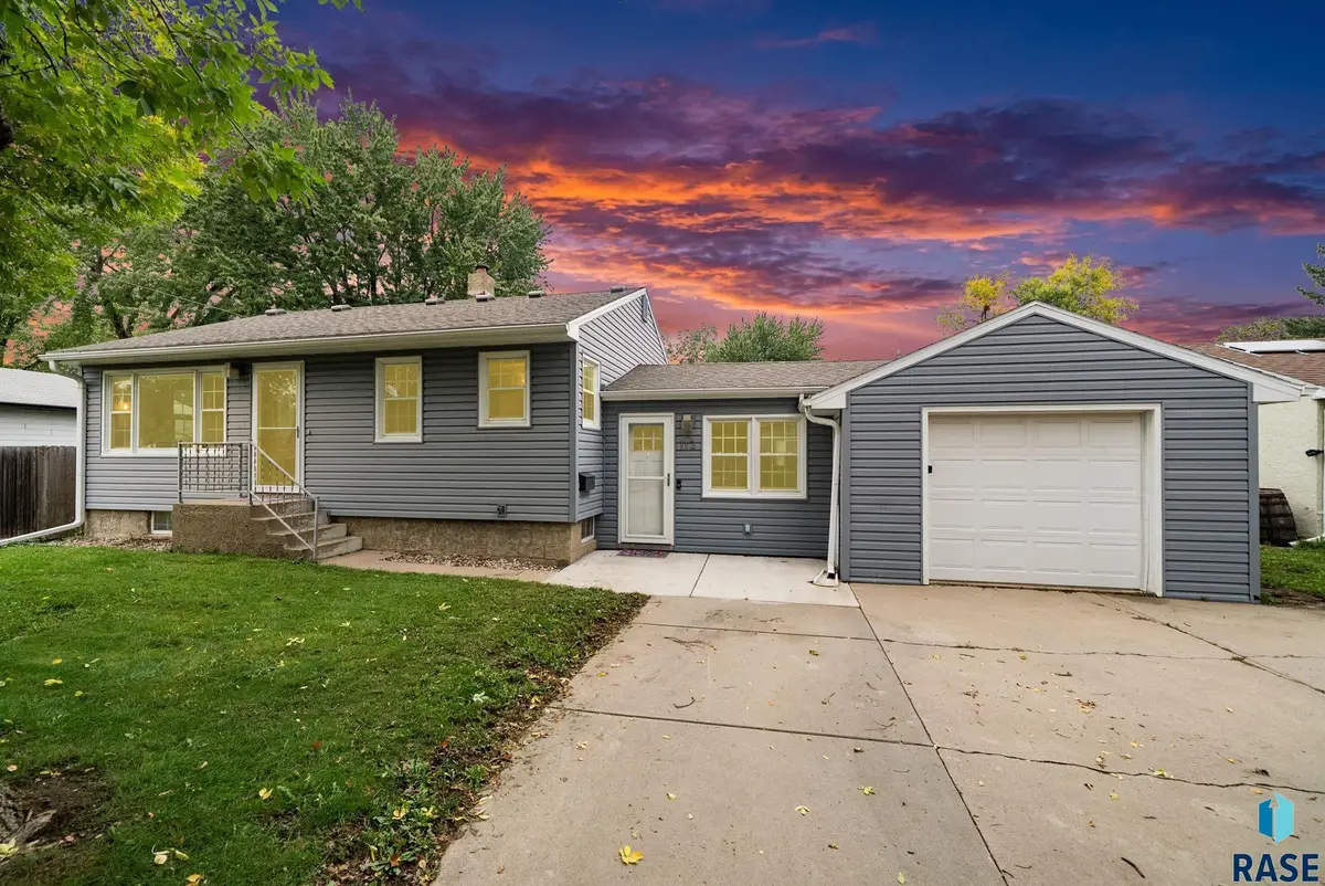 112 E 41st St, Sioux Falls, SD 57105 - #1