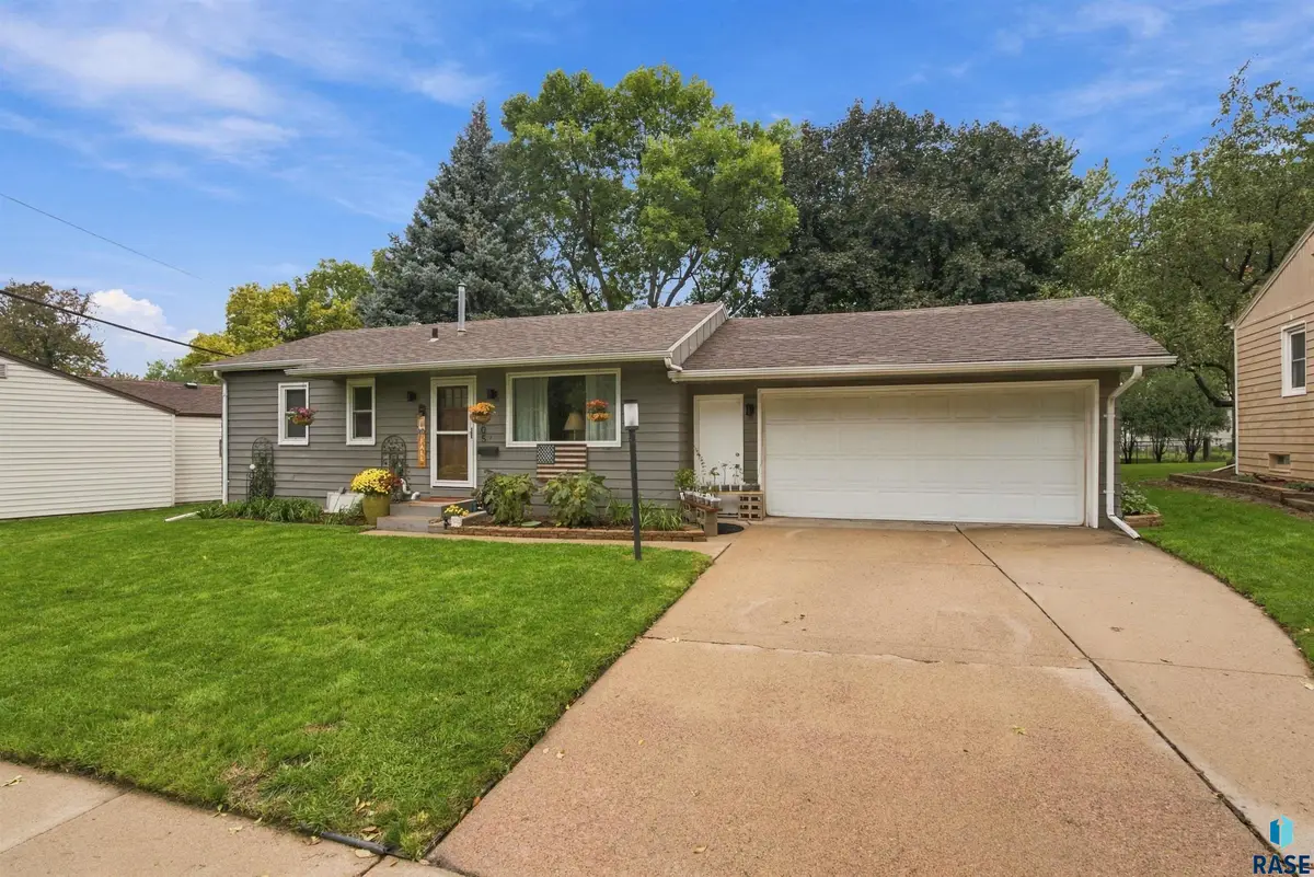 1705 S Comet Rd, Sioux Falls, SD 57103 - #1