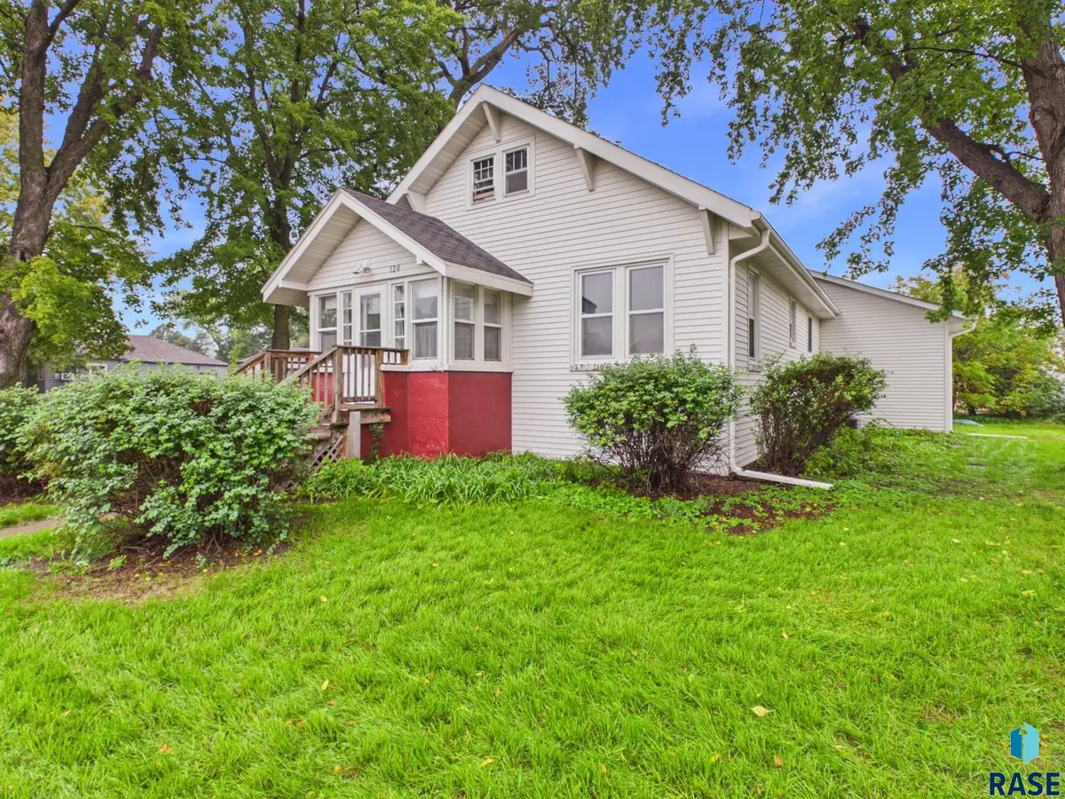 120 W 3rd Ave, Lennox, SD 57039 - #1