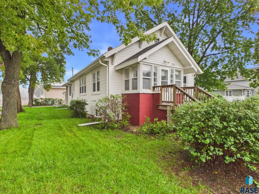 120 W 3rd Ave, Lennox, SD 57039 - #2