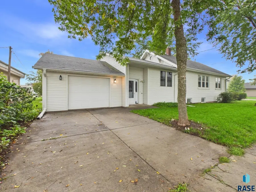 120 W 3rd Ave, Lennox, SD 57039 - #3