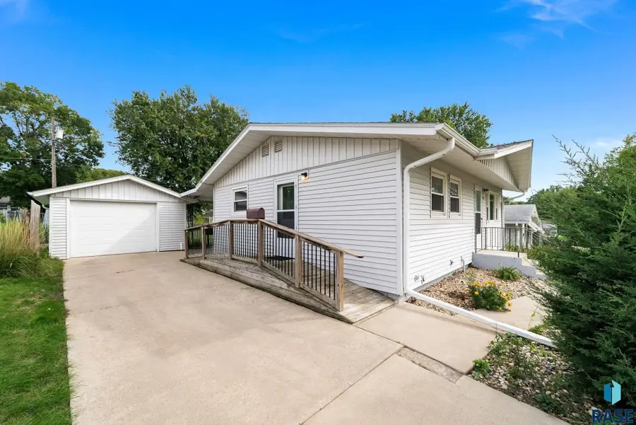 932 S Harrington Ave, Sioux Falls, SD 57103 - #2