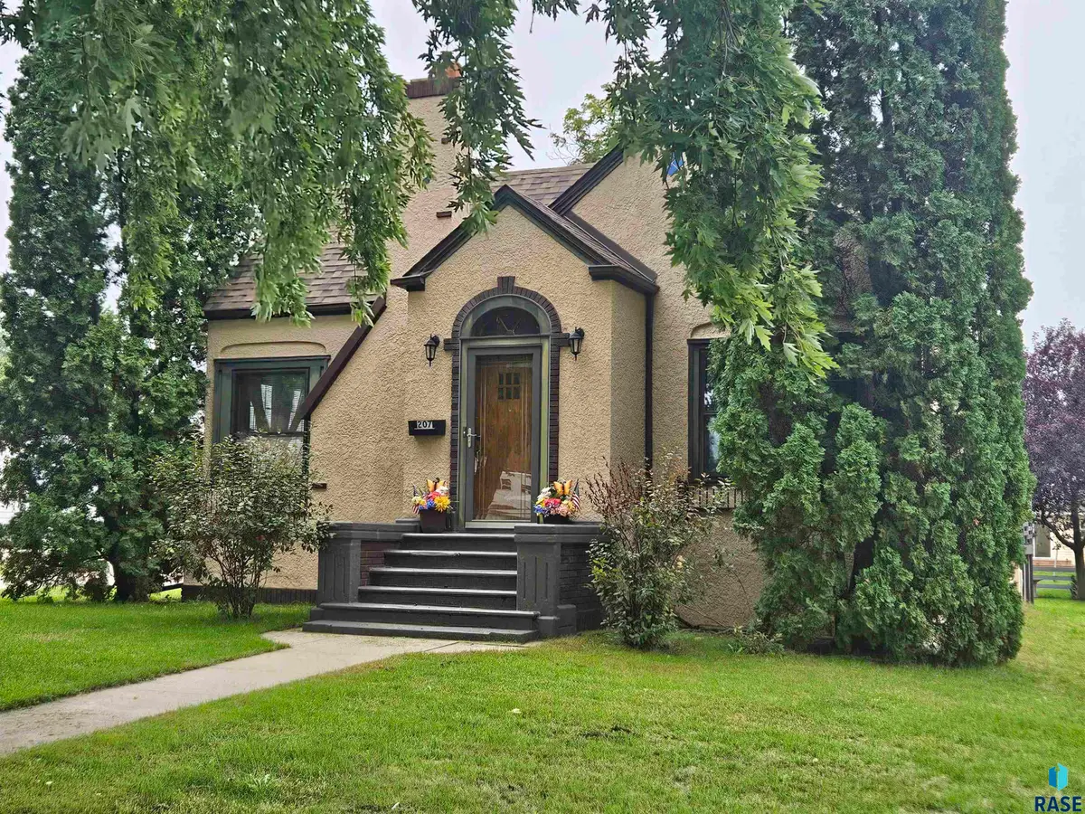 207 W Spruce St, Beresford, SD 57004 - #1