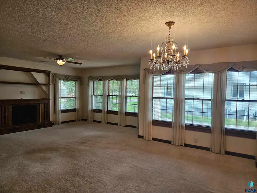 207 W Spruce St, Beresford, SD 57004 - #2