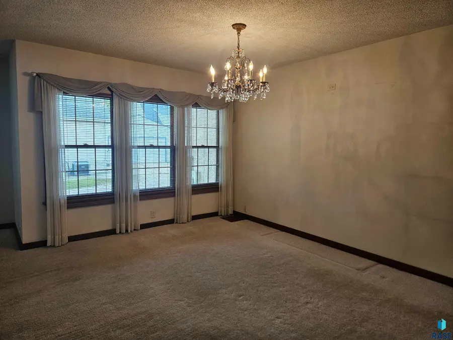 207 W Spruce St, Beresford, SD 57004 - #3
