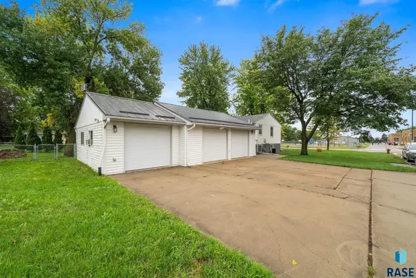 400 E 2nd St, Hartford, SD 57033