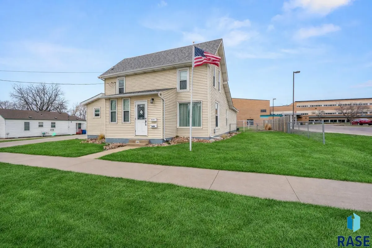 1600 W 9th St, Sioux Falls, SD 57104 - #1
