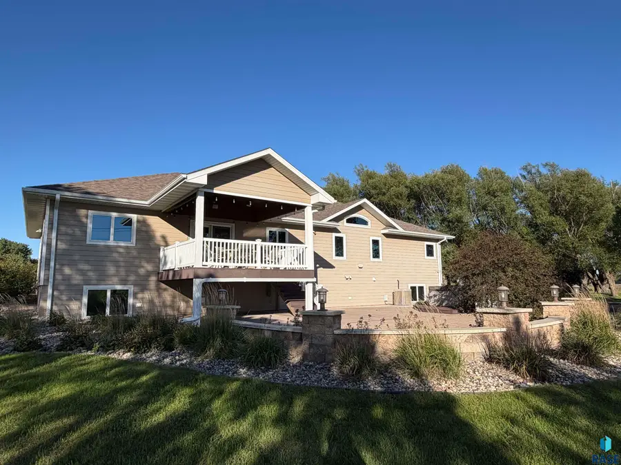 1103 S Dewald St, Freeman, SD 57029 - #2