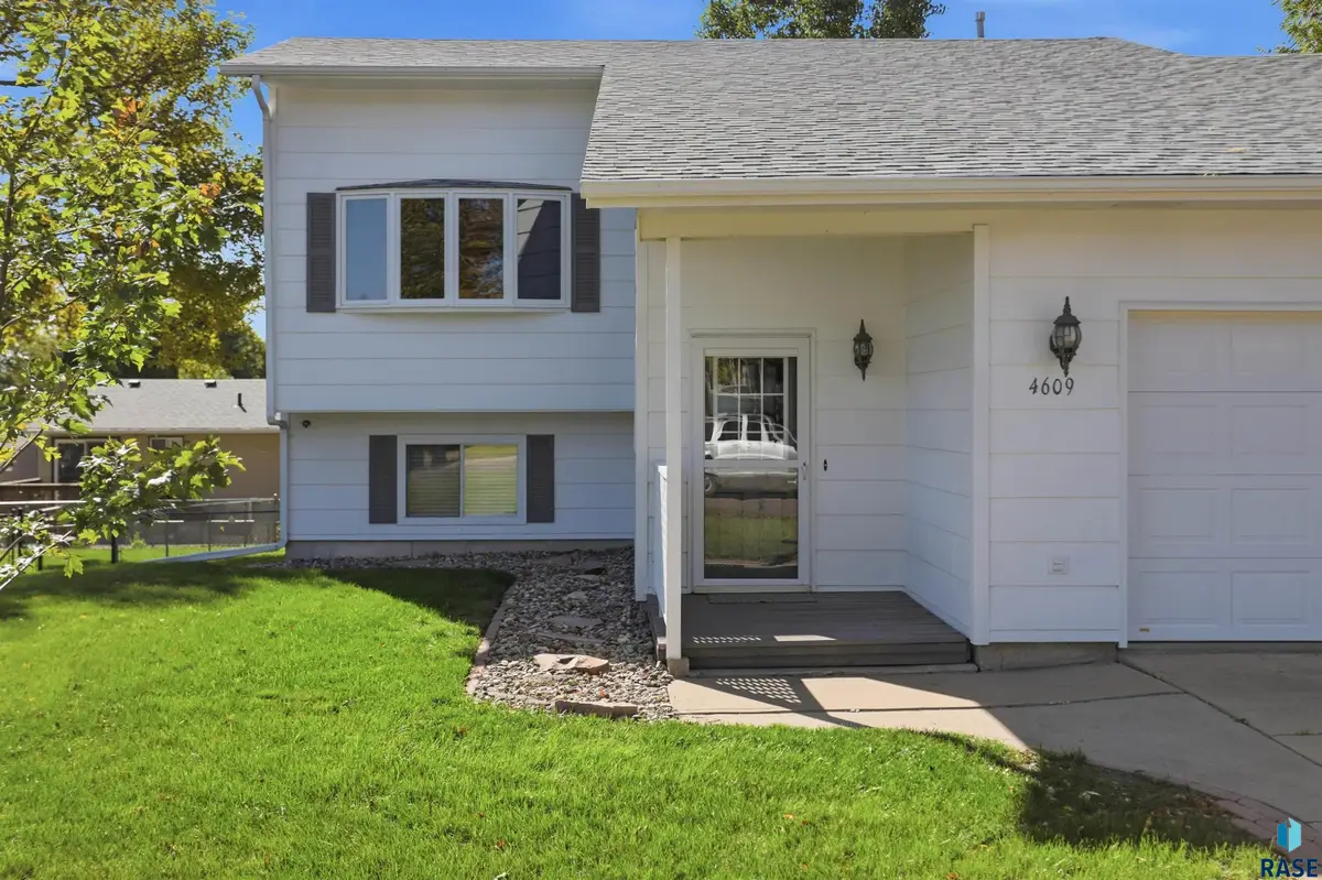 4609 E Fernwood Dr, Sioux Falls, SD 57110 - #1