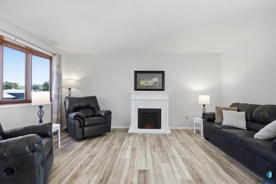 4609 E Fernwood Dr, Sioux Falls, SD 57110 - #3