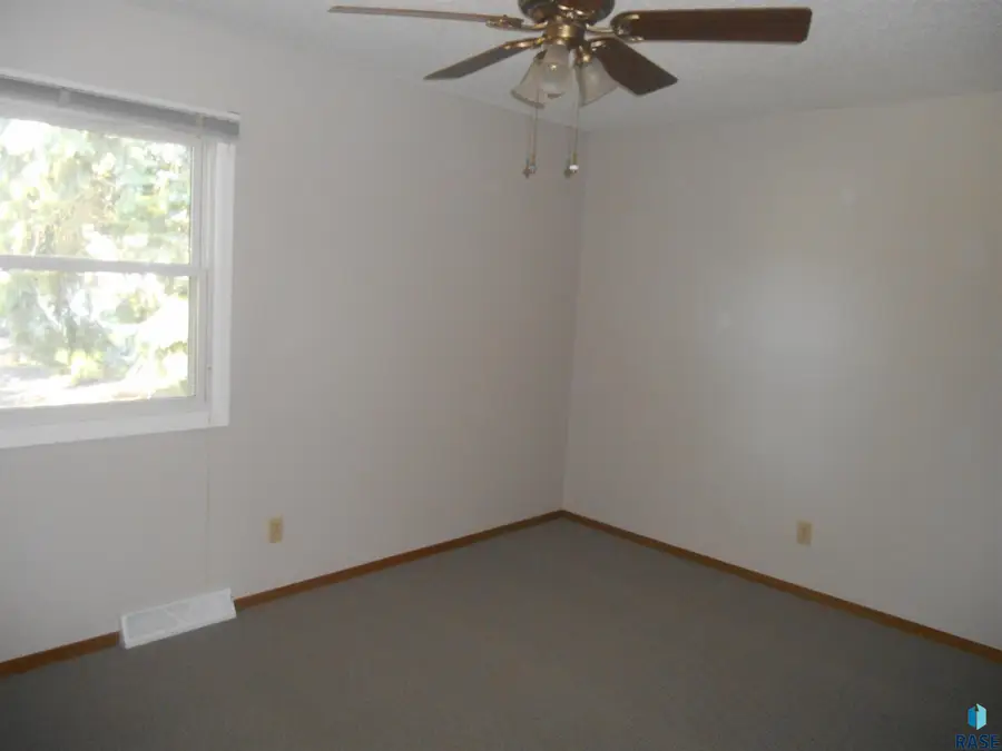 4105 Holbrook Ave, Sioux Falls, SD 57106 - #3