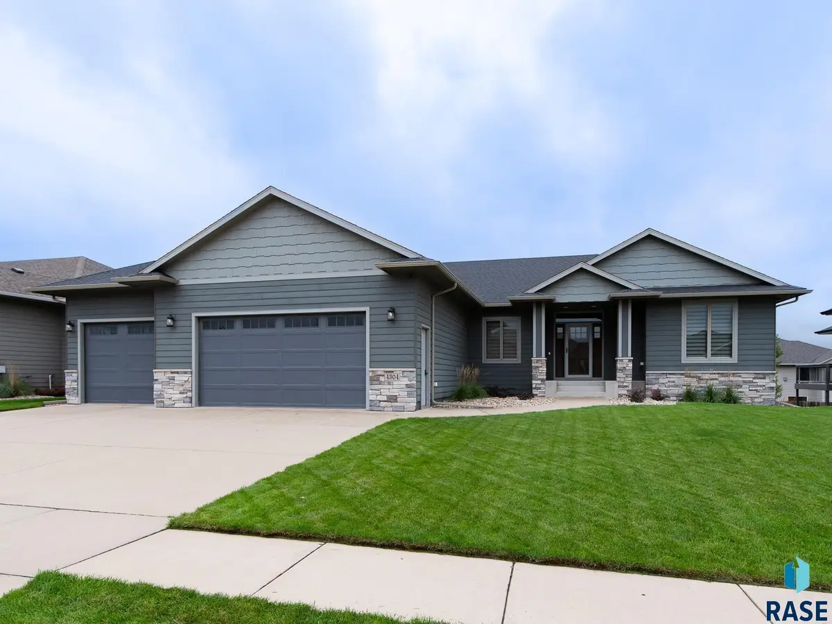 4304 S Safflower Ave, Sioux Falls, SD 57110 - #1