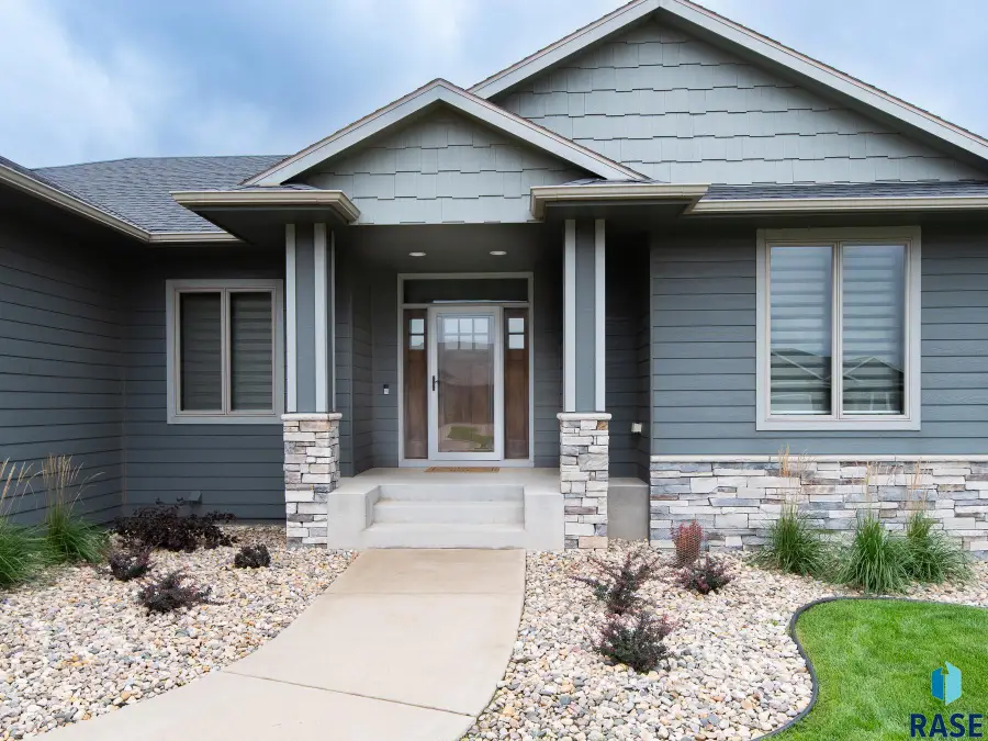 4304 S Safflower Ave, Sioux Falls, SD 57110 - #2