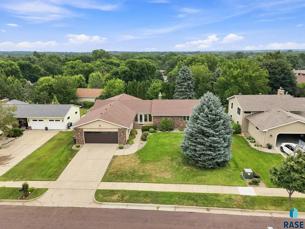 2009 E Elizabeth Dr, Sioux Falls, SD 57103 - #1