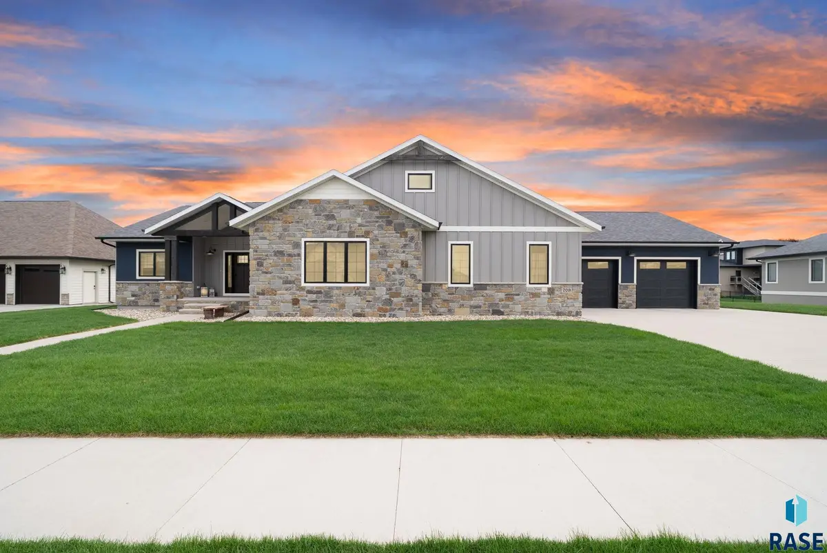 709 E Piping Rock Ln, Sioux Falls, SD 57108 - #1
