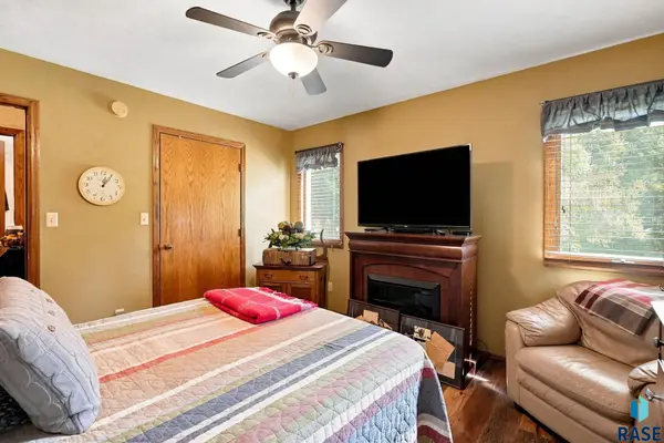 908 S Charlotte Ave, Sioux Falls, SD 57103