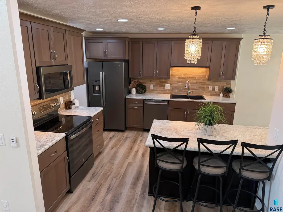 1605 S Meadowland Ave, Sioux Falls, SD 57106 - #1