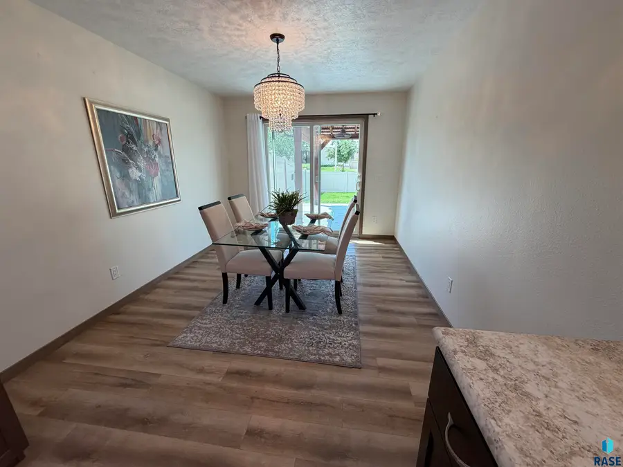 1605 S Meadowland Ave, Sioux Falls, SD 57106 - #2