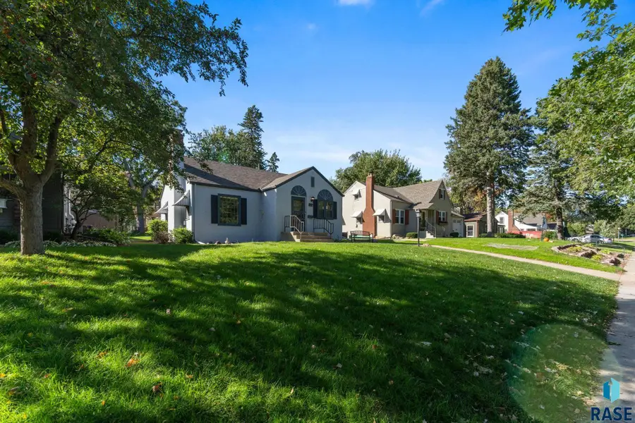 1615 S Carter Pl, Sioux Falls, SD 57105 - #2