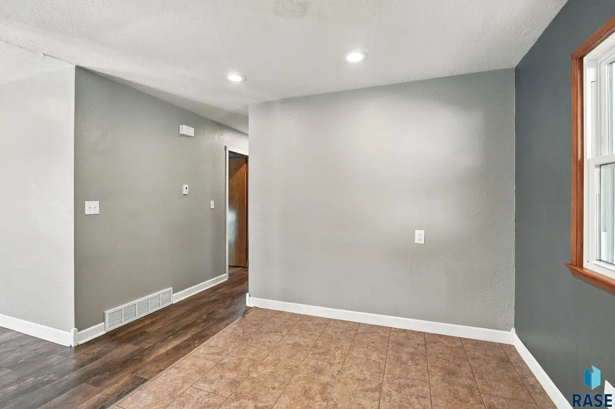 1405 S Bruce Rd, Sioux Falls, SD 57105 - #1