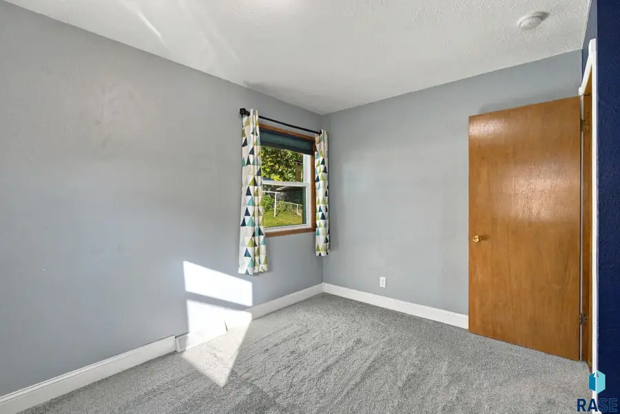 1405 S Bruce Rd, Sioux Falls, SD 57105 - #2
