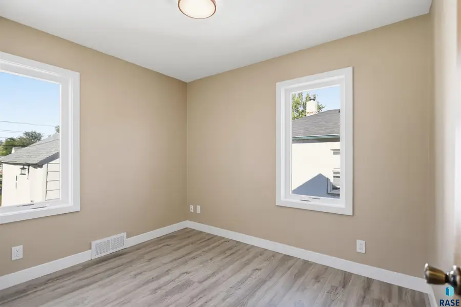 523 S Lyndale Ave, Sioux Falls, SD 57104 - #2