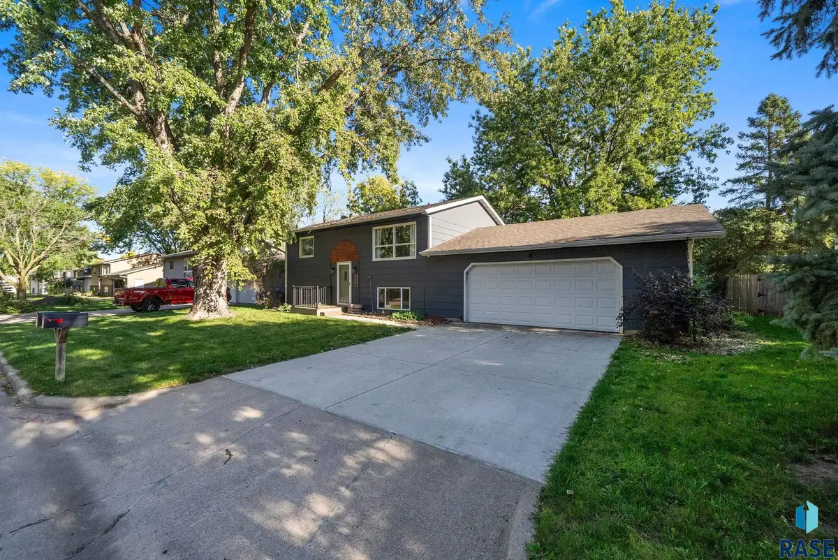 3924 S Morrow Dr, Sioux Falls, SD 57106 - #1