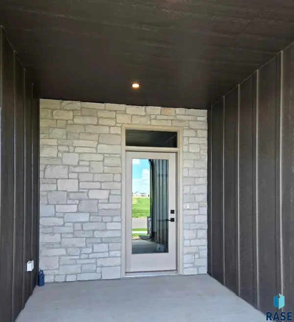825 N Sylvan Dr, Sioux Falls, SD 57110