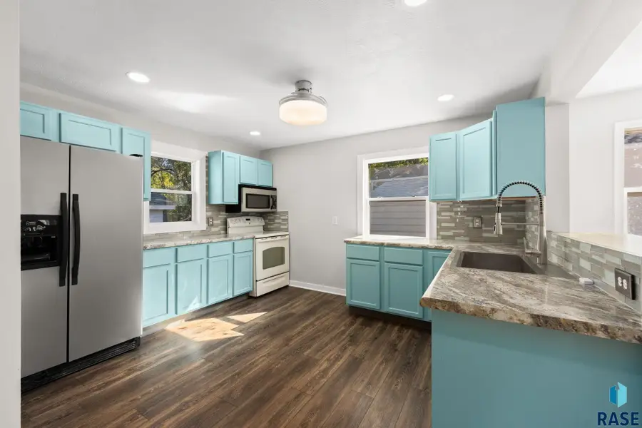 1422 E 4th St, Sioux Falls, SD 57103 - #3