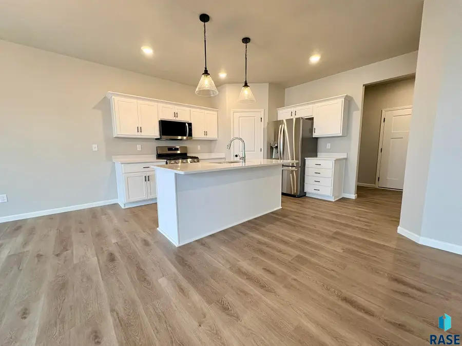 6500 W Goldberg Dr, Sioux Falls, SD 57107 - #2