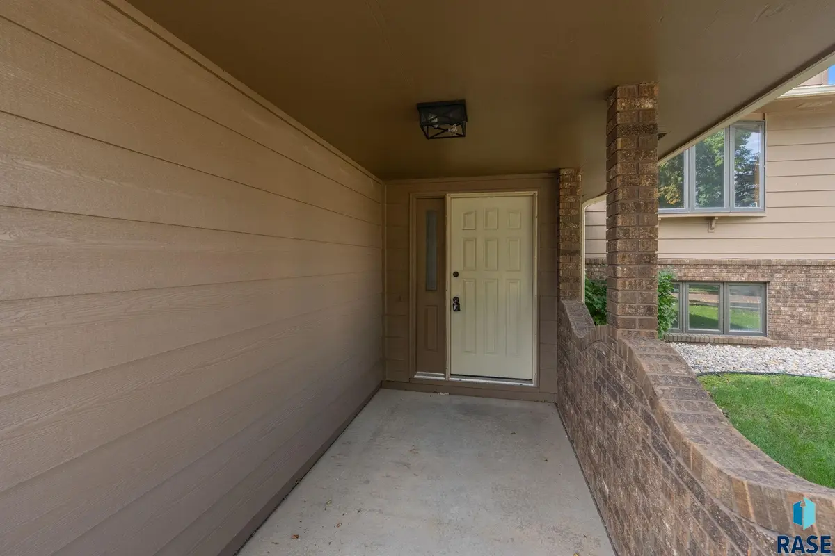 729 N Columbia Dr, Sioux Falls, SD 57103 - #1