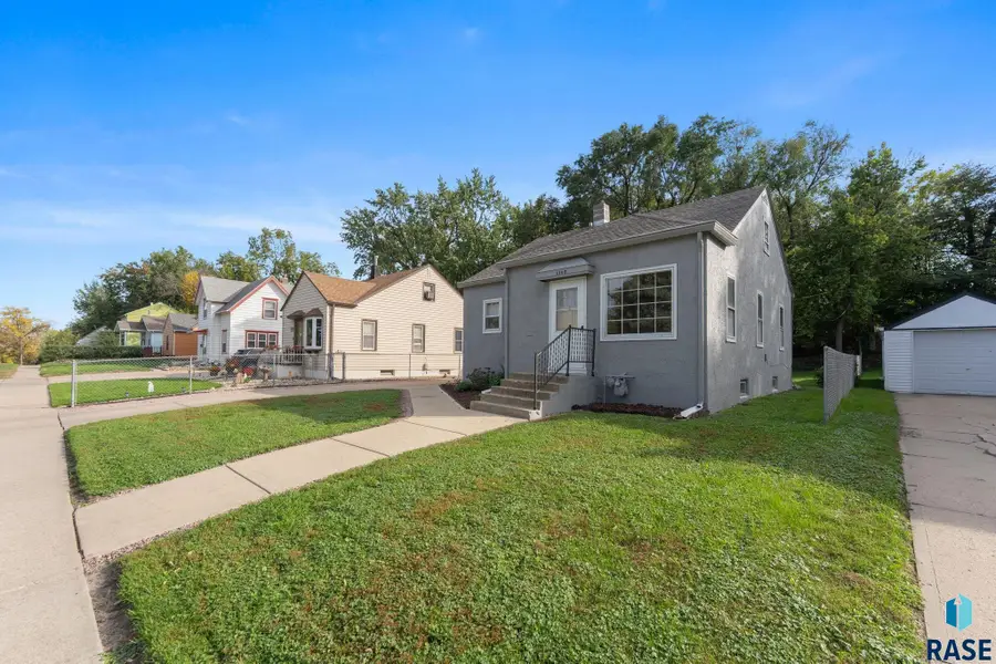 1305 W Sioux St, Sioux Falls, SD 57104 - #2