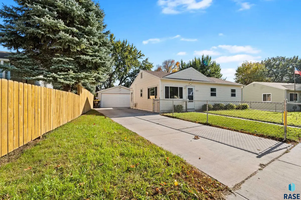 3213 E 20th St, Sioux Falls, SD 57103 - #1