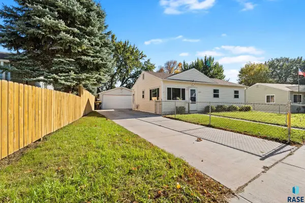 3213 E 20th St, Sioux Falls, SD 57103