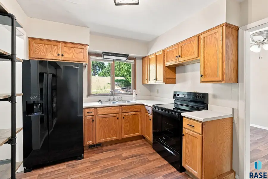 817 S Foster Ave, Sioux Falls, SD 57103 - #2