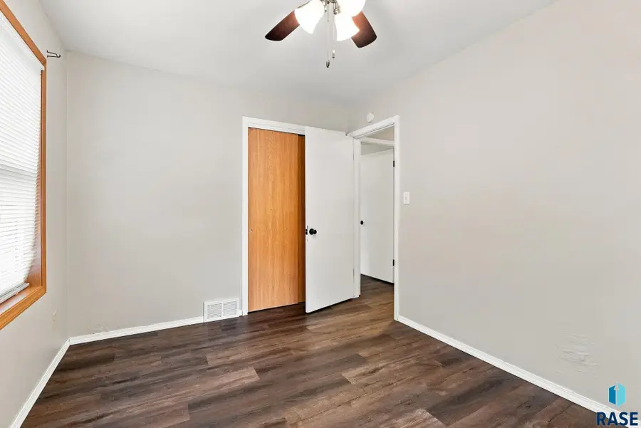 817 S Foster Ave, Sioux Falls, SD 57103 - #3