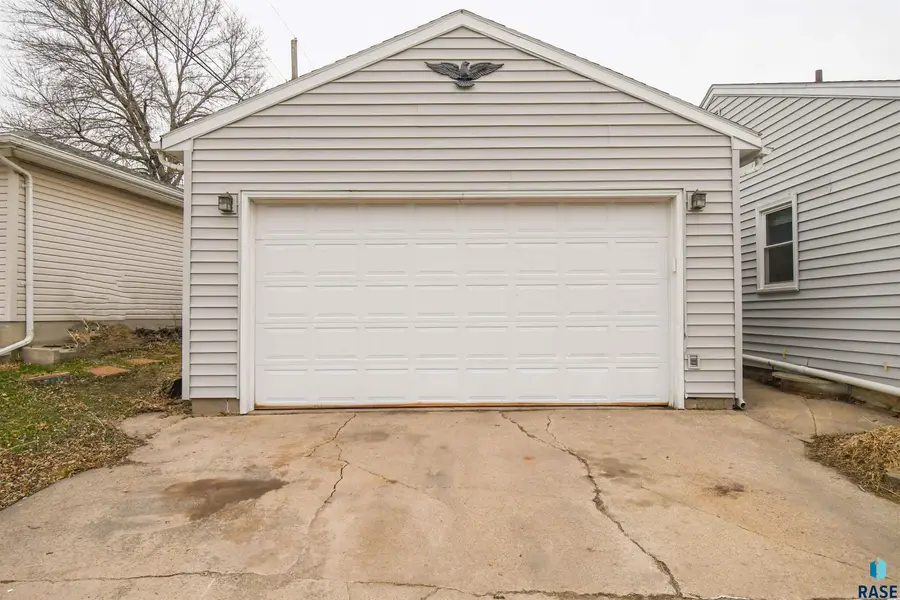 2200 W 28th St, Sioux Falls, SD 57105 - #3