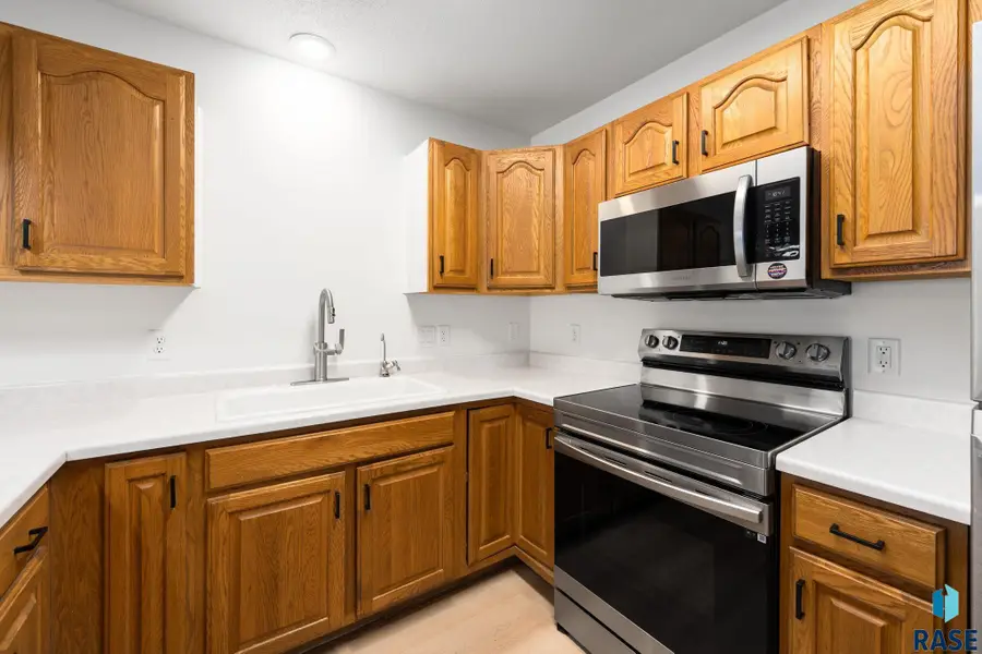 1909 S Sertoma Ave, Sioux Falls, SD 57106 - #2