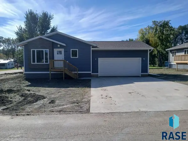 1947 E 33rd St N, Sioux Falls, SD 57104