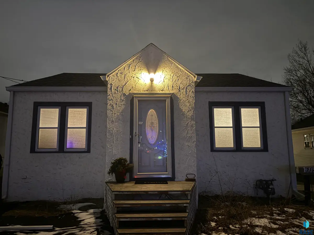 1605 W 9th St, Sioux Falls, SD 57104 - #1
