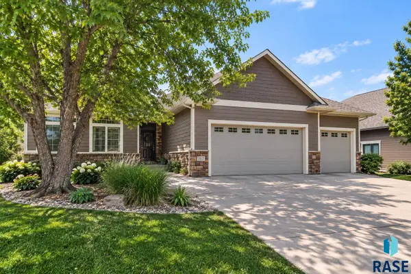 1817 S Copper Crest Cir, Sioux Falls, SD 57110