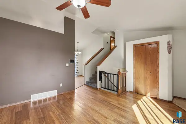 537 S Whitewood Ave, Sioux Falls, SD 57106