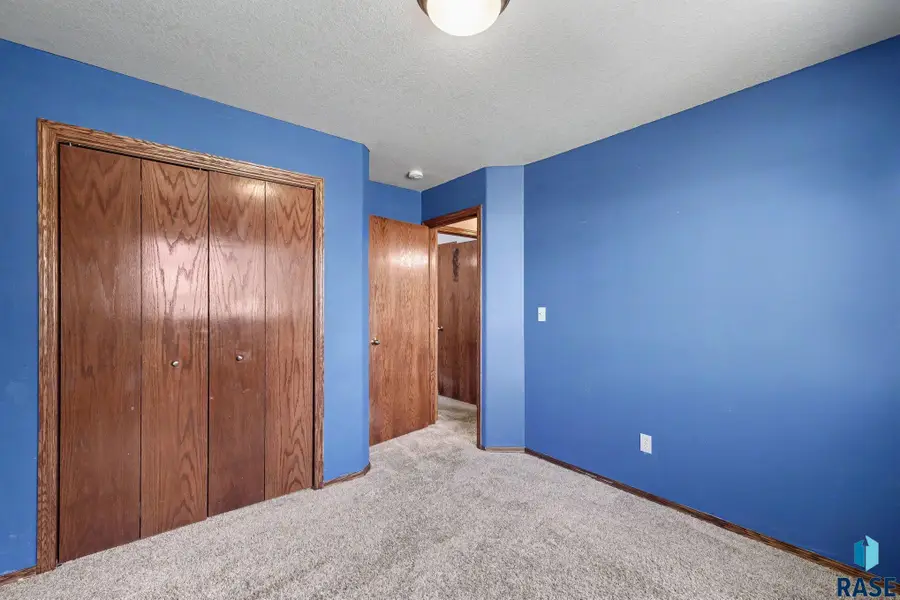 537 S Whitewood Ave, Sioux Falls, SD 57106 - #2