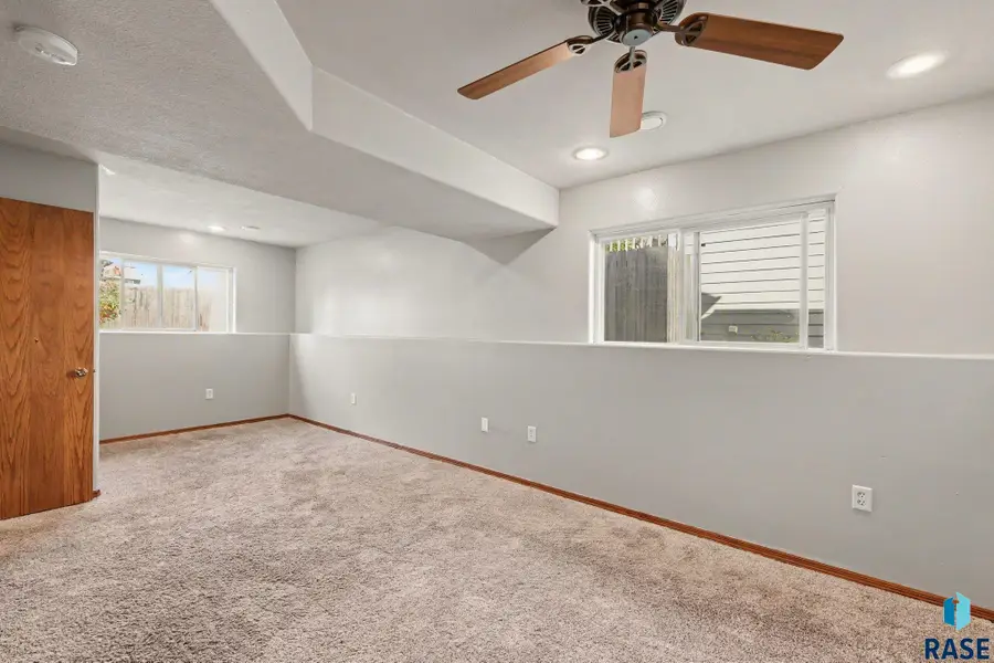 537 S Whitewood Ave, Sioux Falls, SD 57106 - #3