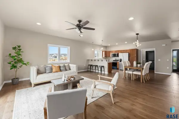 706 W Opal Ln, Hartford, SD 57033