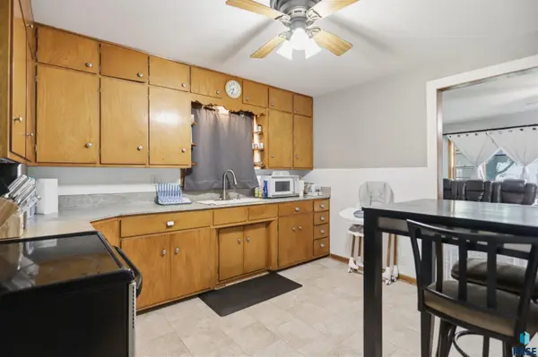 417 S Poplar St, Freeman, SD 57029