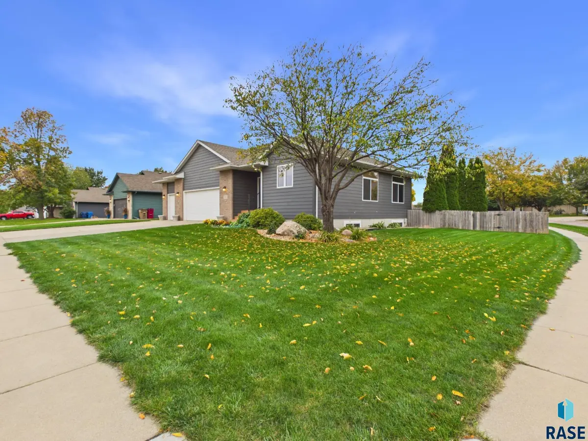 1701 S Paisley Ln, Sioux Falls, SD 57106 - #1